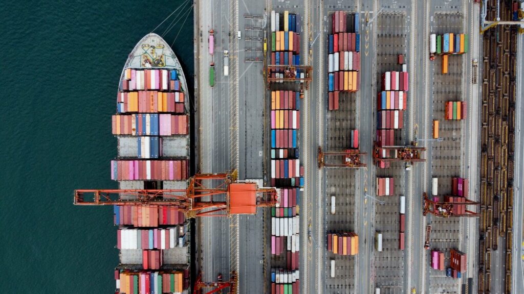 Porte containers au port