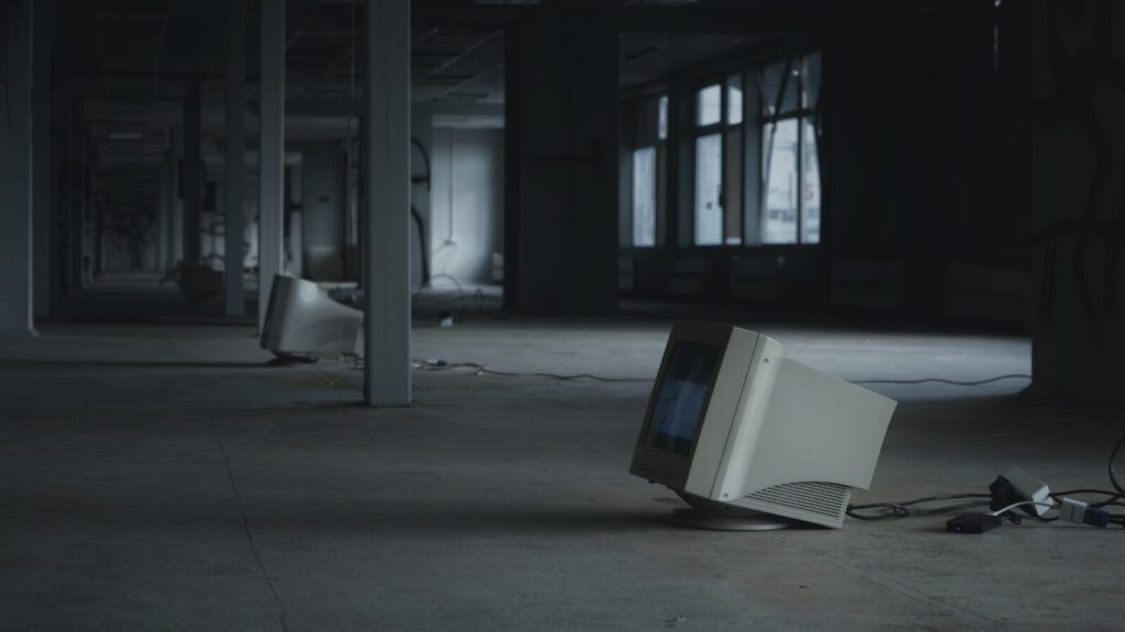 Vieux écrans d'ordinateurs abandonnés