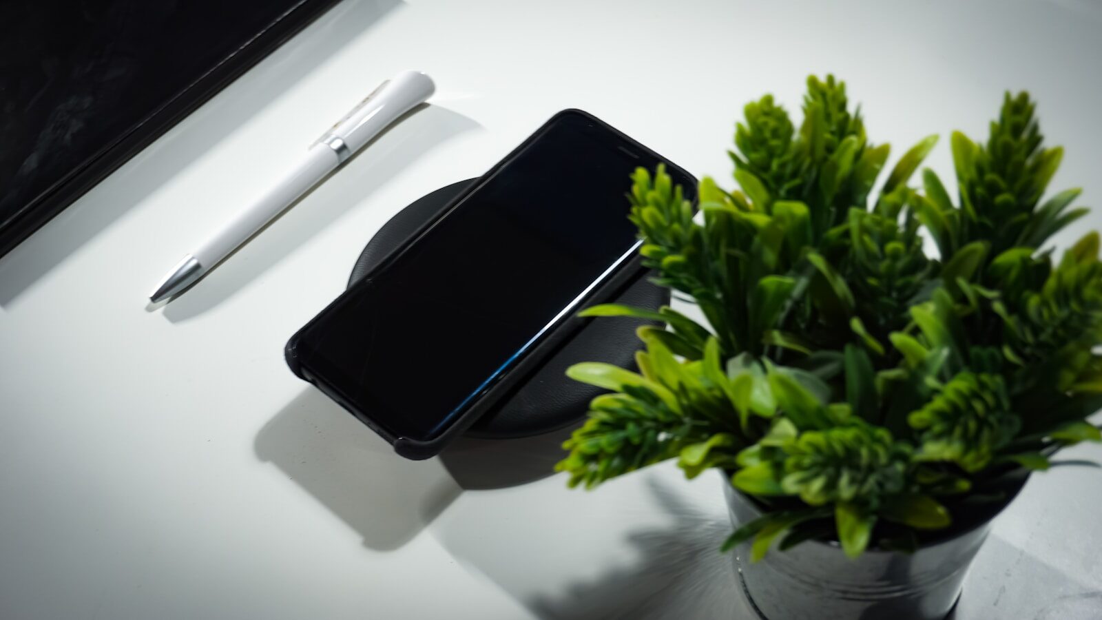 Smartphone reconditionné sur un table avec des plantes