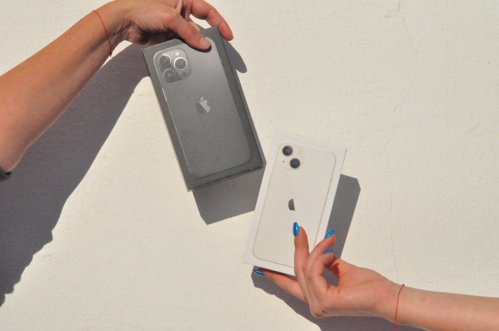 Deux mains tenant des smartphones reconditionnés