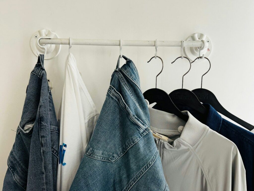 Vêtements accrochés sur un porte-vêtements