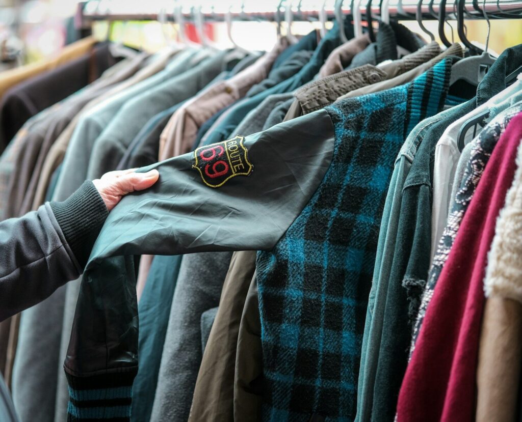 Vêtements accrochés sur un portant.