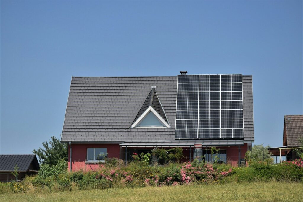 Maison avec panneaux solaires sur le toit