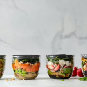 Boîtes en verre de batch cooking prêtes pour la semaine
