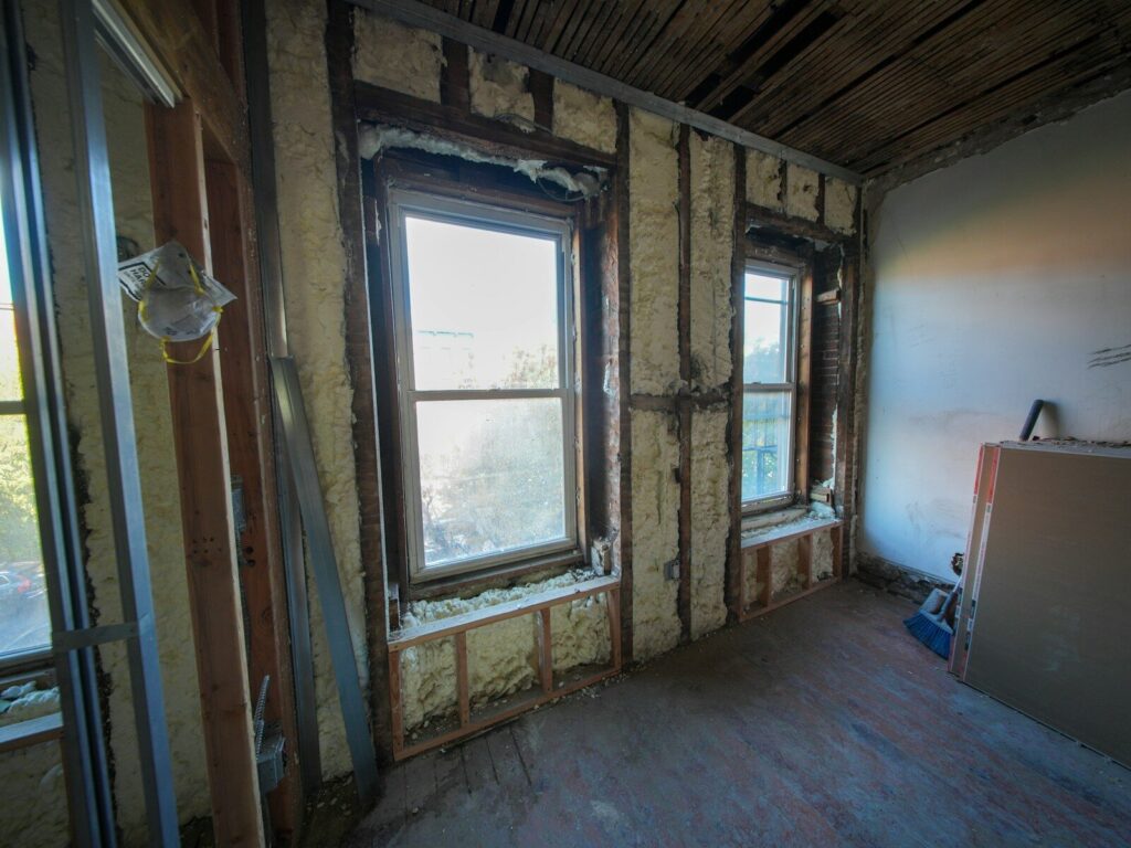 Mur en construction laissant apparaître l'isolation thermique