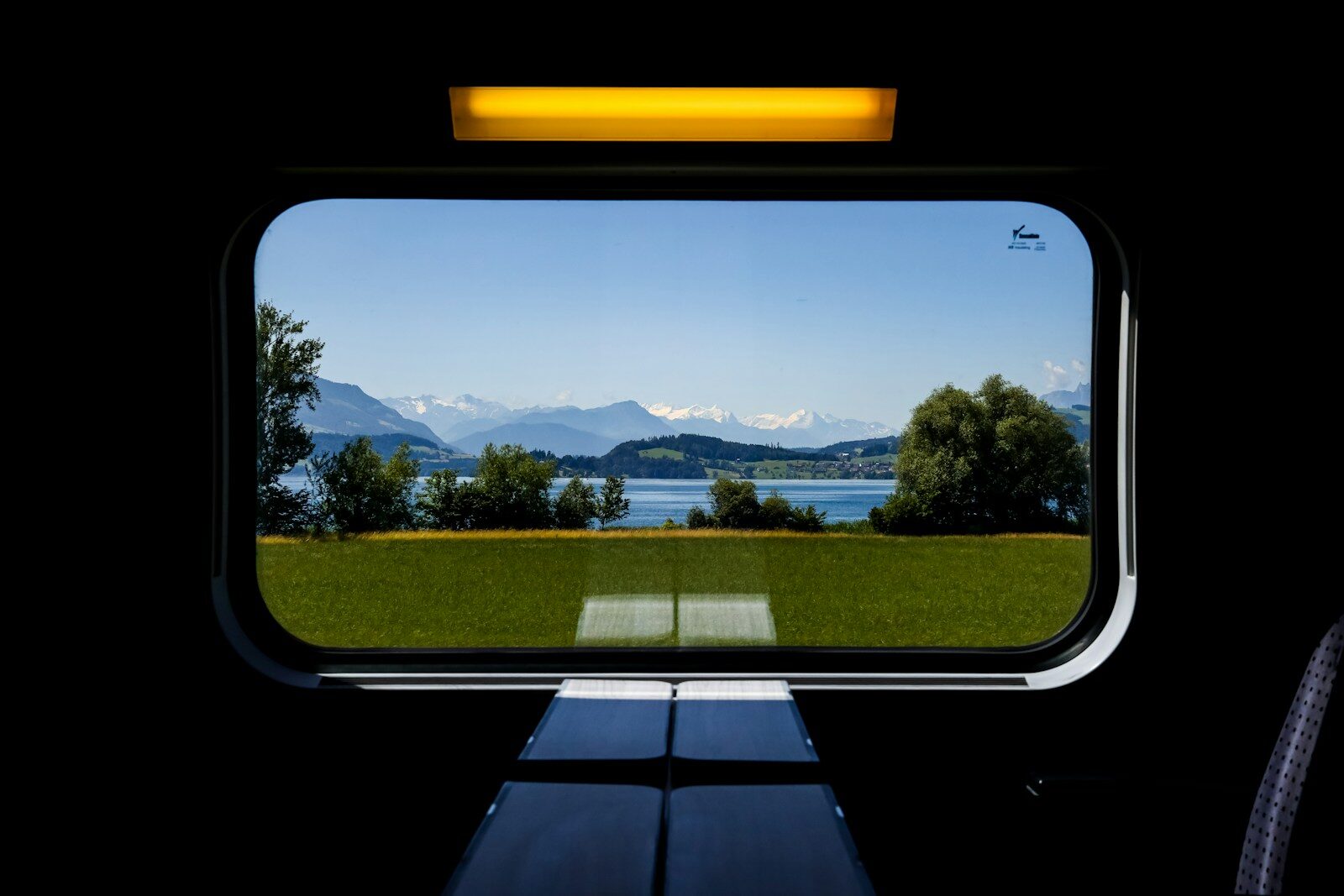 Vue d'un paysage naturel depuis une fenêtre de train