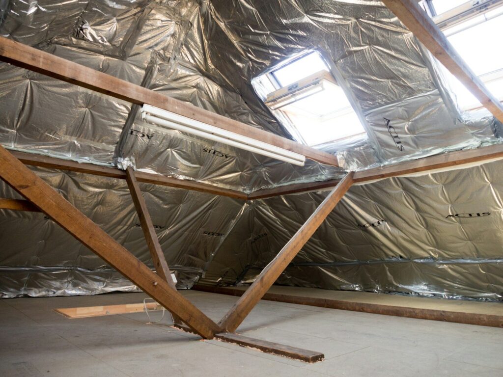 Isolation thermique dans les combles d'une maison