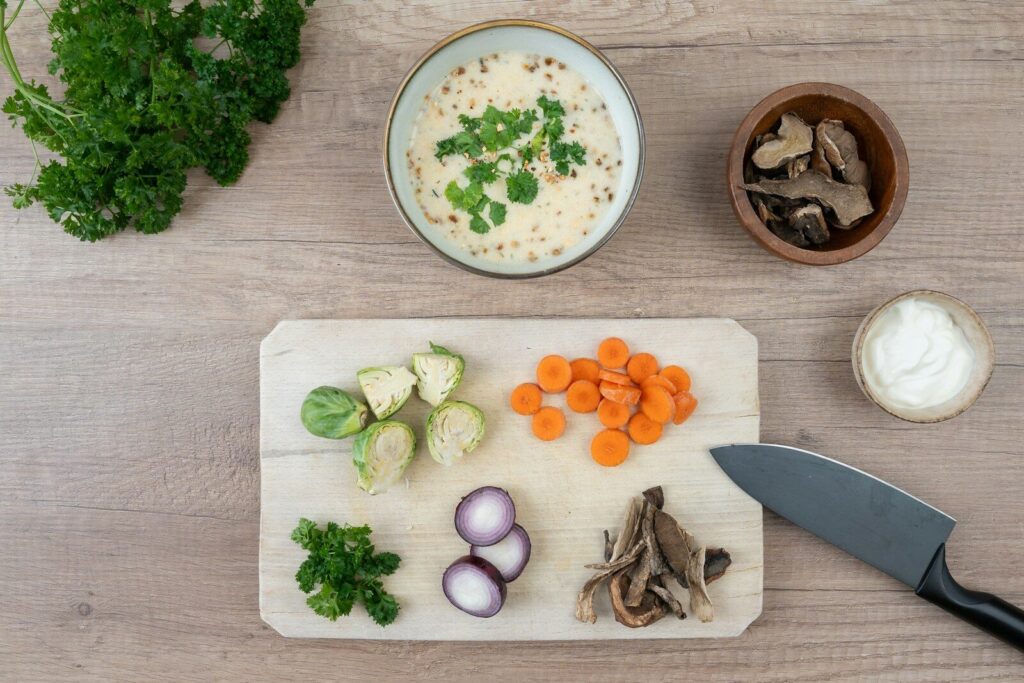 Préparation de légumes pour une session de batch cooking
