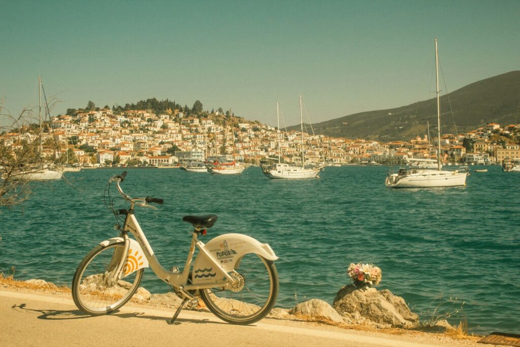 Vélo garé devant un village côtier
