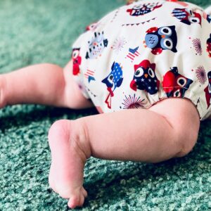 couche lavable sur un bébé