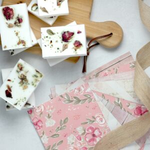 Shampoings solides posés sur un porte-savon en bois