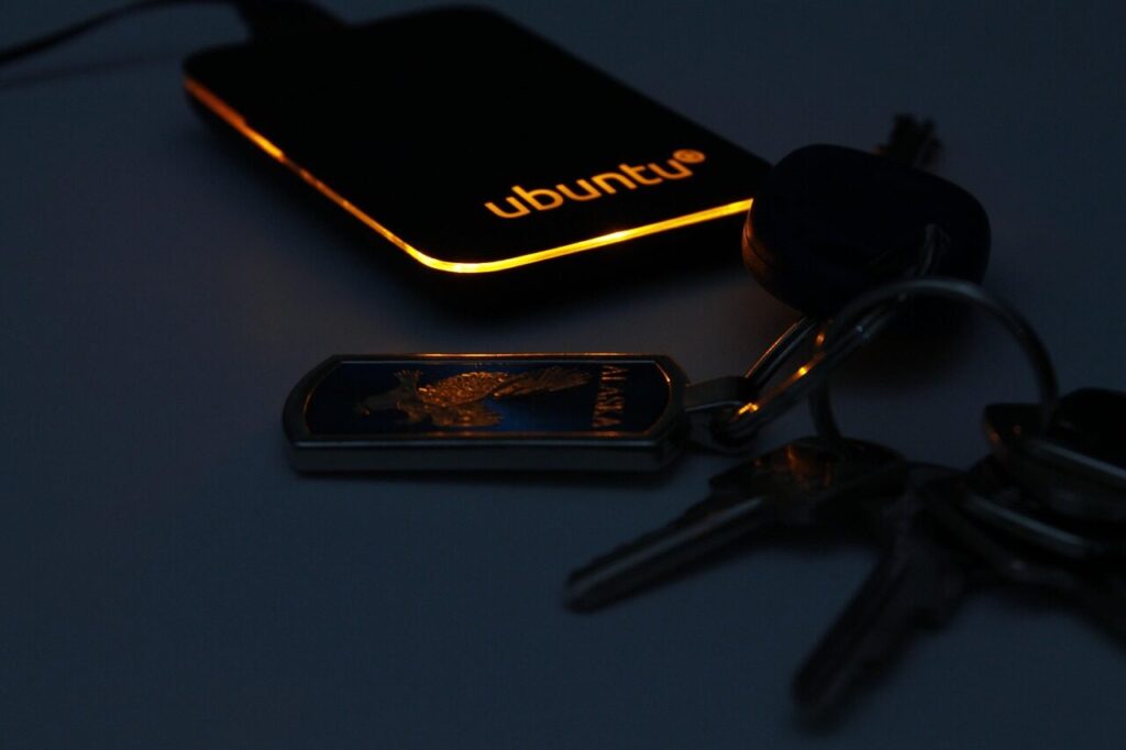 Clés et disque dur externe noté "ubuntu"