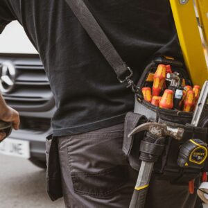 Technicien de réparation avec ses outils