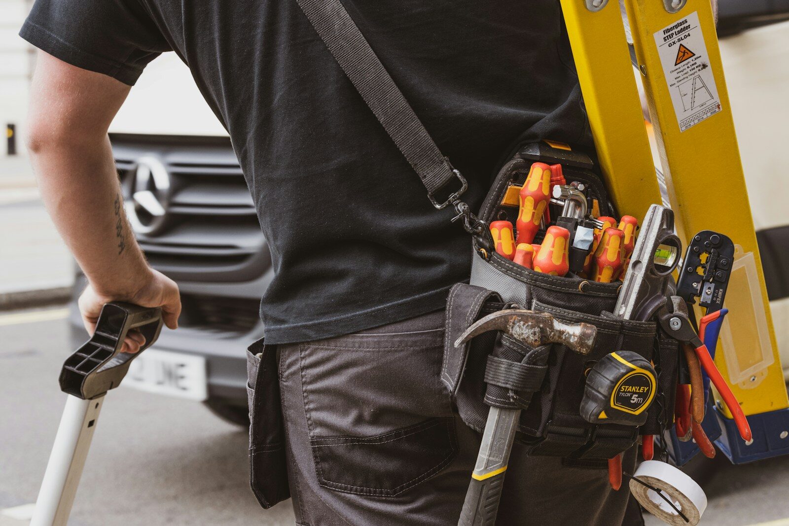 Technicien de réparation avec ses outils