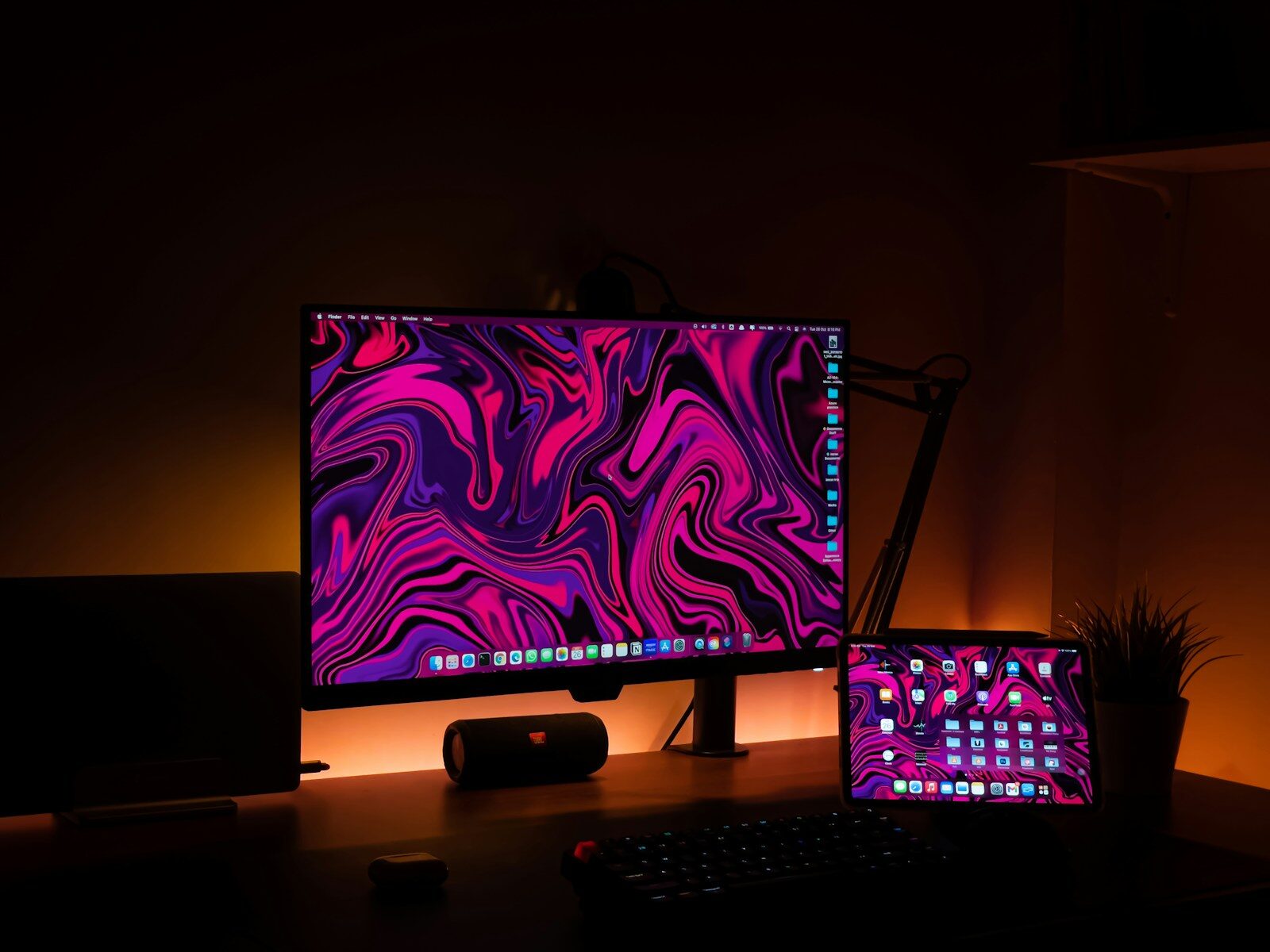 Ordinateur avec fond d'écran rose, violet, sur un bureau