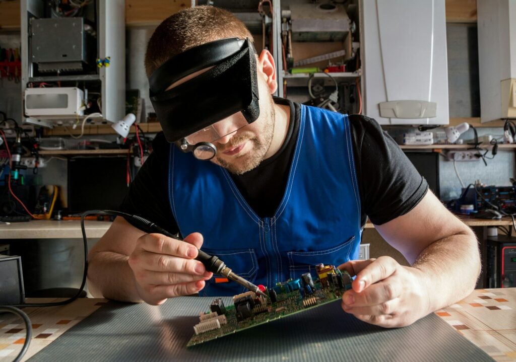 Technicien en train de réparer un appareil électronique
