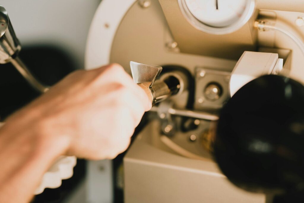 Technicien réparant un appareil ménager