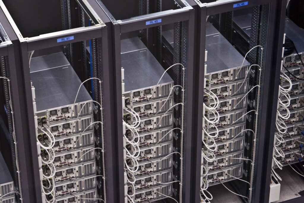 Baies de serveurs dans un centre de données au CERN